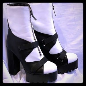 La Moda Disturbia Boots - black/white never worn
